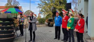 Bürgermeister Heiko Wersig begrüßt die Karnevalisten