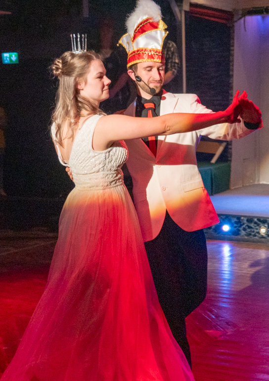 Prinzessin Lisa-Michelle und Prinz Jacques-Maurice wagen ein Tänzchen