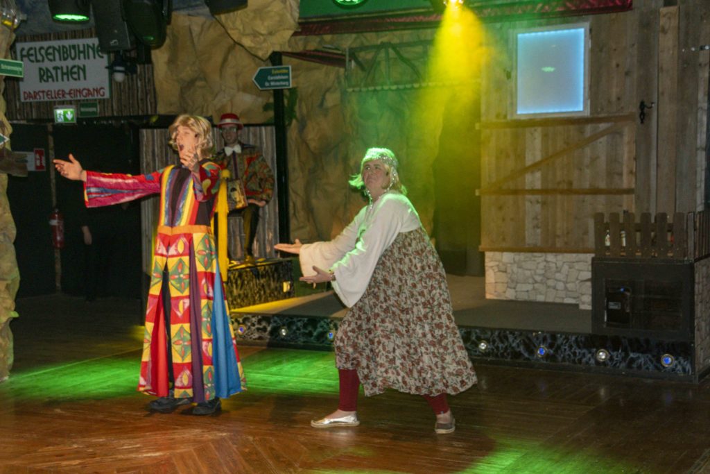 Frau Fallwickel vom Ordnungsamt und Herrn Obenaus performen das Musical „Joseph“ in 62 Sekunden.