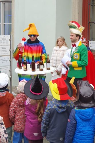 Der Bürgermeister bei der "Pils-Verkostung". Was schmeckt und was nicht? Welche sind sogar gefährlich und verursachen Bauch- und Kopfschmerzen?