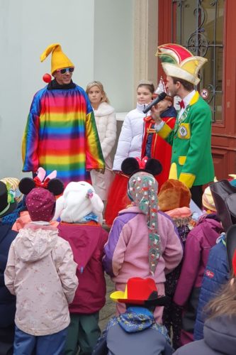 Unser Bürgermeister als Regenbogenmännchen.