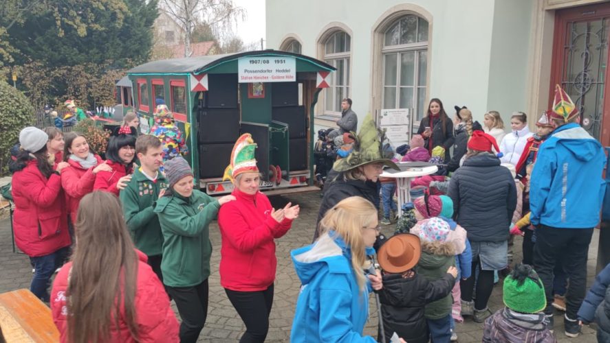 Mit einer Polonaise wandern wir gemeinsam zurück nach Bannewitz.