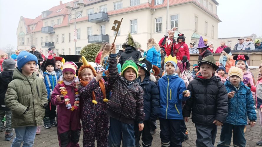 Mit vollem Einsatz haben die Kinder des Bannewitzer Kindergartens den Schlüssel aus seinem Kuchen-Versteck befreit.