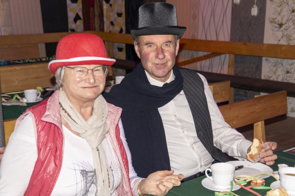 Gut behütet ging es zu Party