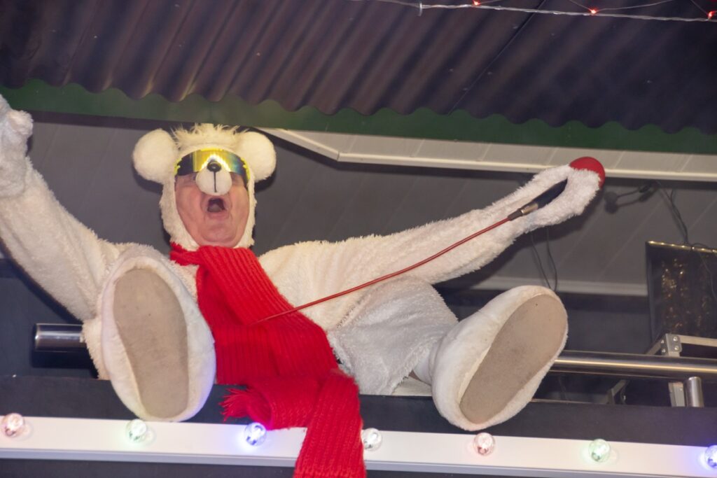 Was wäre eine Party ohne unseren Eisbären ? Undenkbar und nur halb so schön