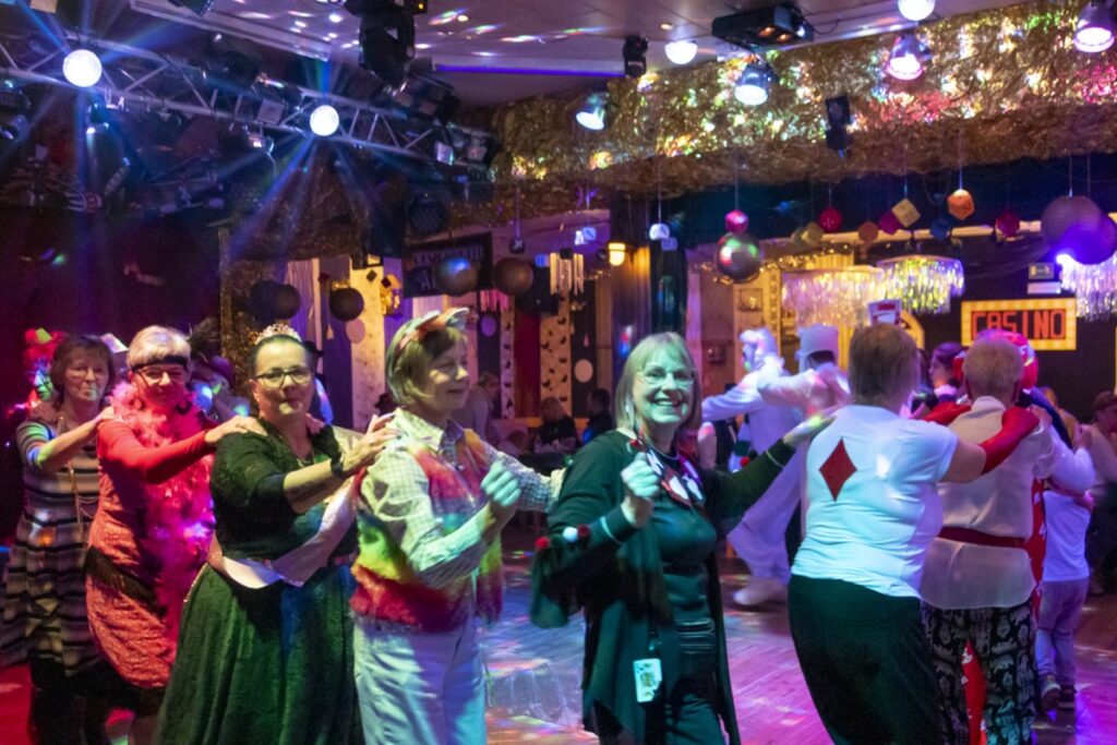 Die Polonaise formiert sich und schlängelt sich durch den Saal