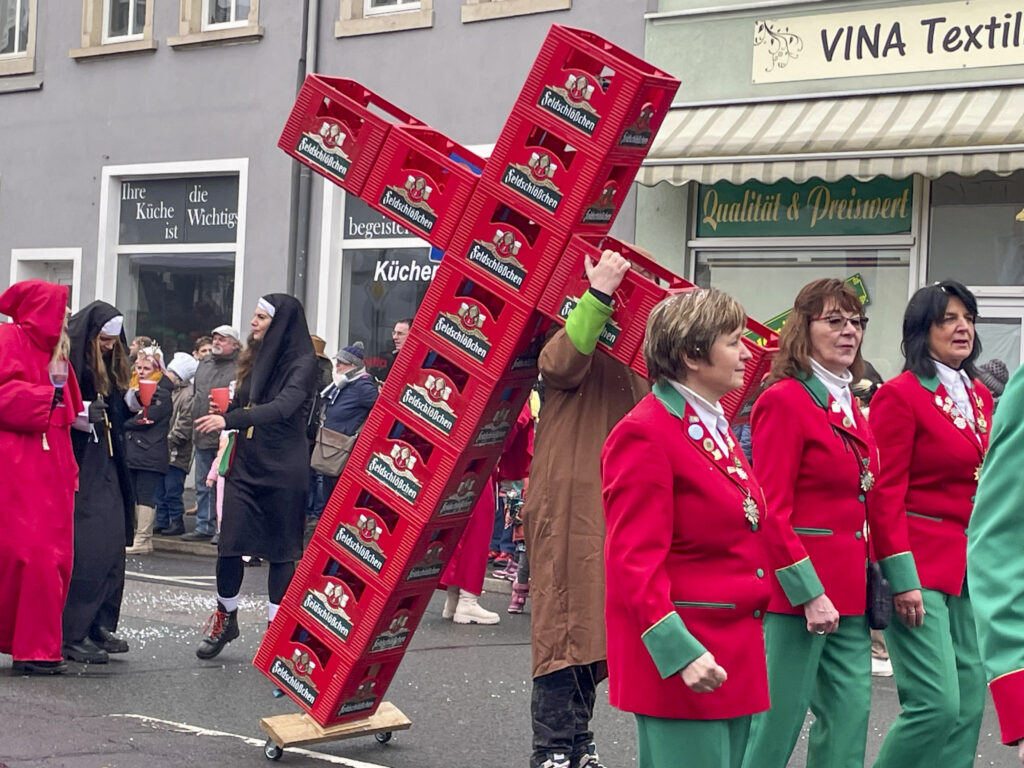 Die Mohorner mit kirchlichem Beistand.