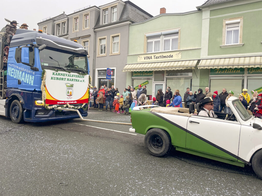 Der Karnelvalsverein Kurort Hartha e.V. ist mit dem Cabrio da.
