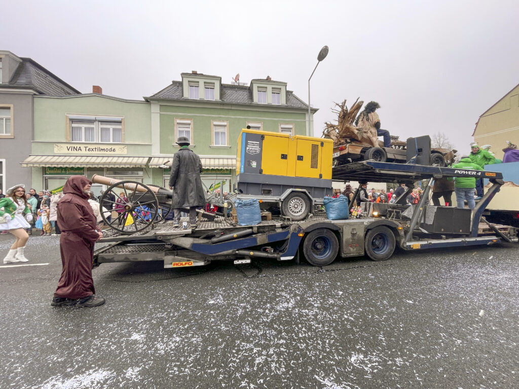 Was man so alles mitschleppt bei einer Karnevalsparade...