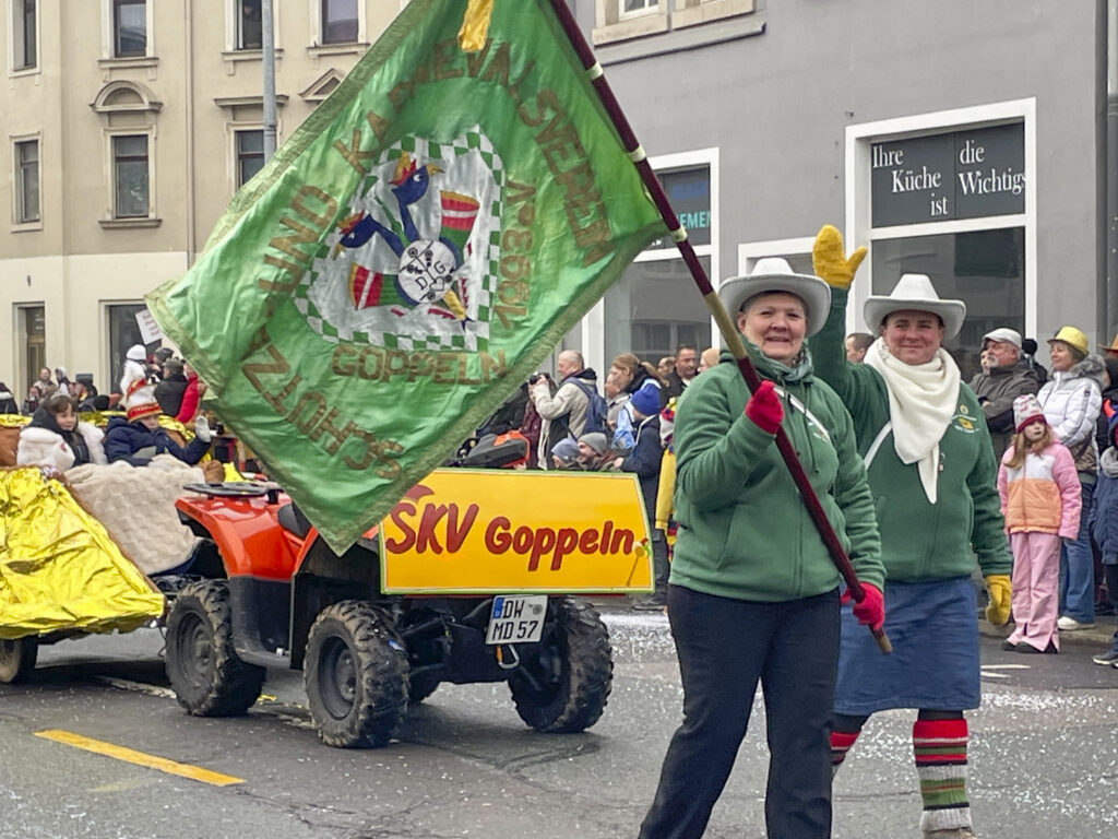 Der SKV ist mit der großen Vereins-Fahne dabei.