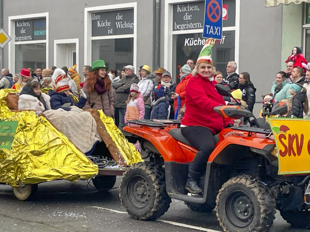 Unsere Präsidentin chauffiert das Prinzenpaar.