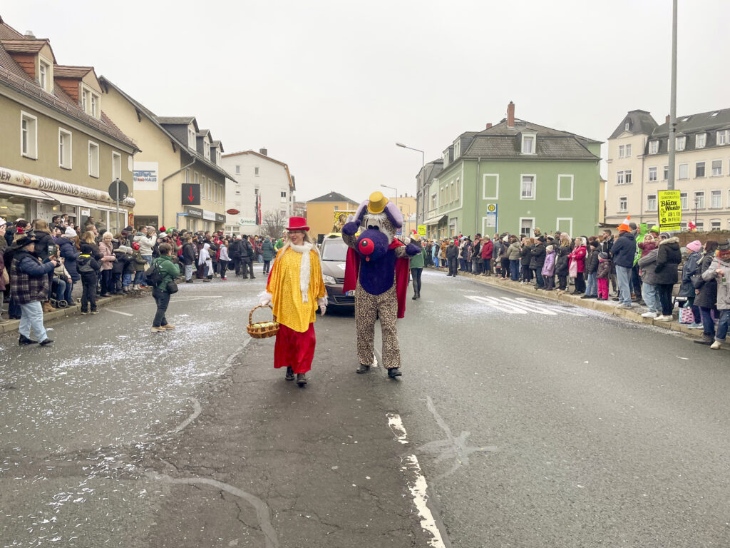 Trotz des schlechten Wetters waren zahlreiche Freitaler unterwegs am Straßenrand.