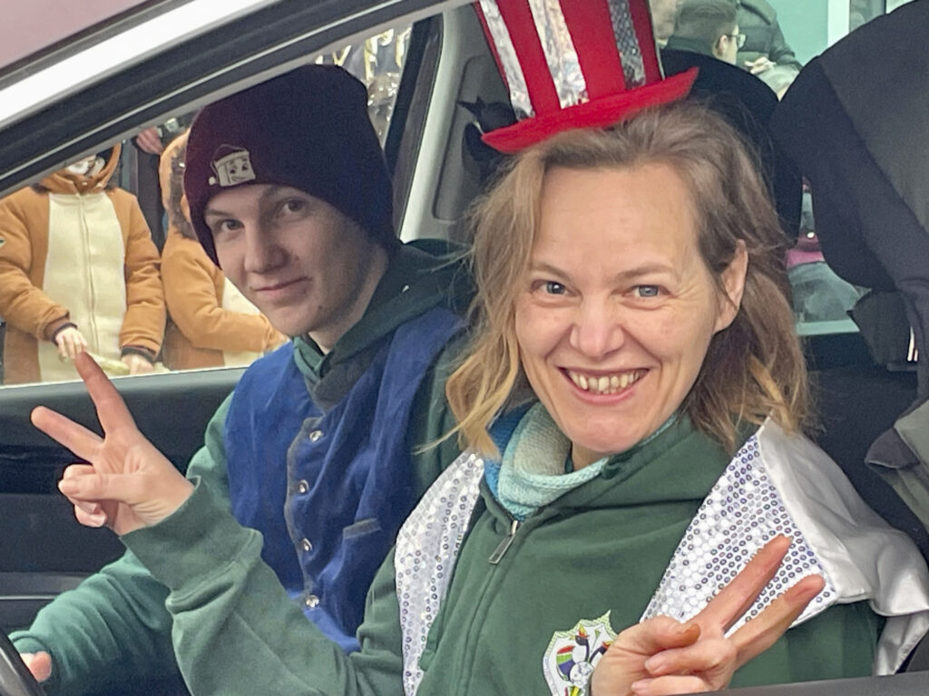 Sie fahren den großen Anhänger mit unserer Showbühne.