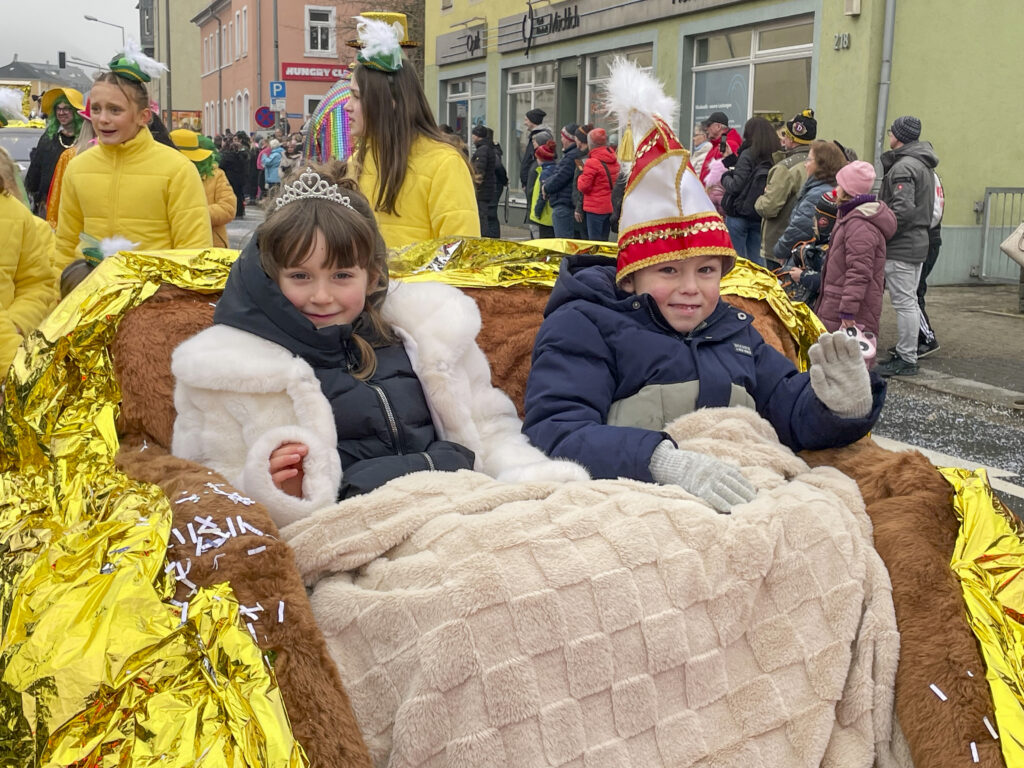 Prinz Belá und Prinzessin Alice winken die Kälte einfach weg.