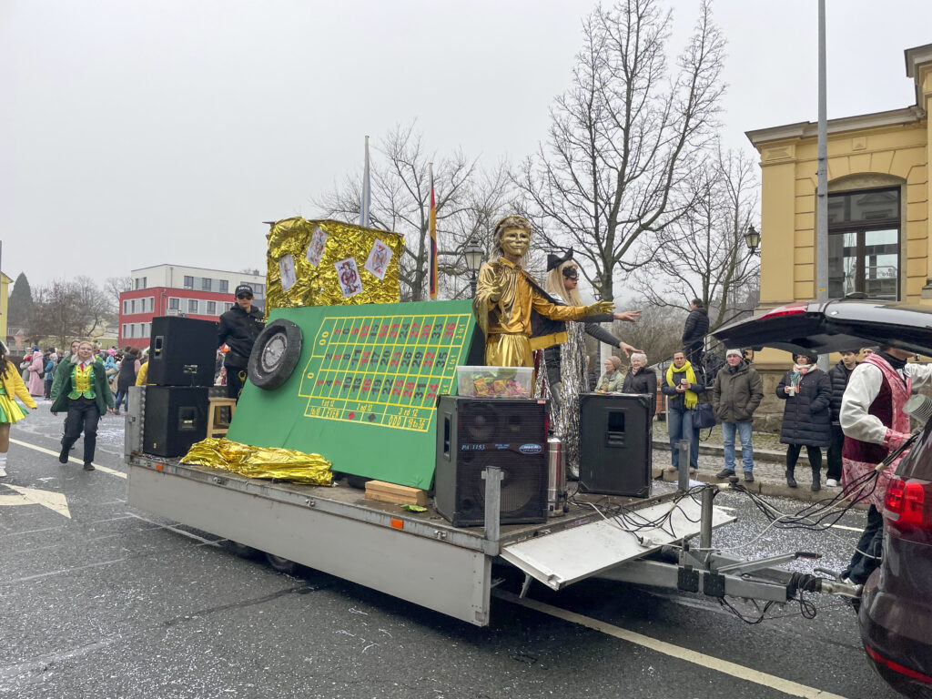 Auf unserer Showbühne unterhalten Straßenkünstler Alfredo und Lady Gaga die Schaulustigen.