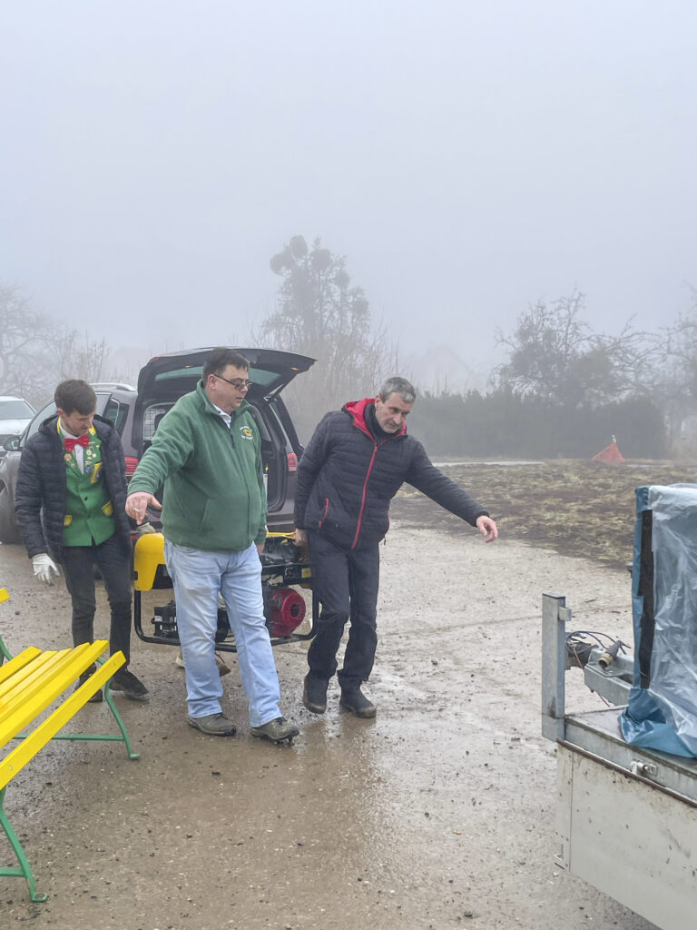 Das Notstromaggregat wird auf den Hänger gehievt.