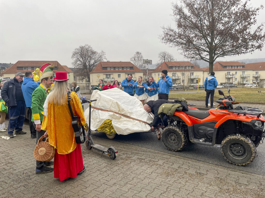 Geschafft, das Prinzenpaar-Mobil wird für die Rückfahrt nach Goppeln verschnürt.