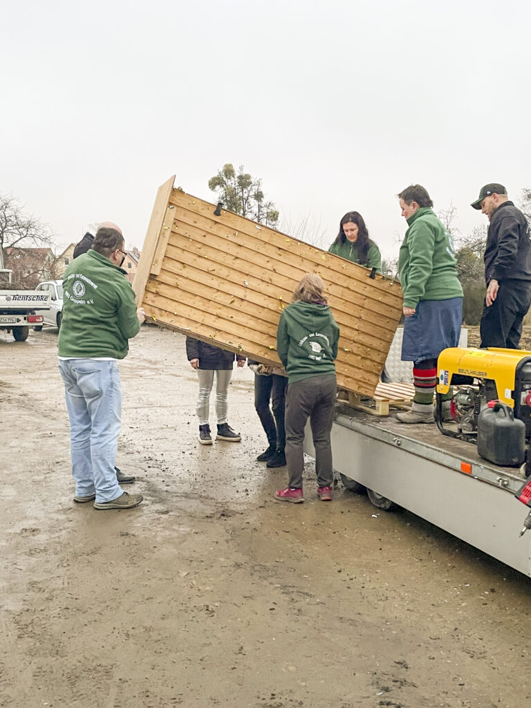 Gemeinsam wird alles wieder abgeladen und für die nächste Parade 2028 eingelagert.