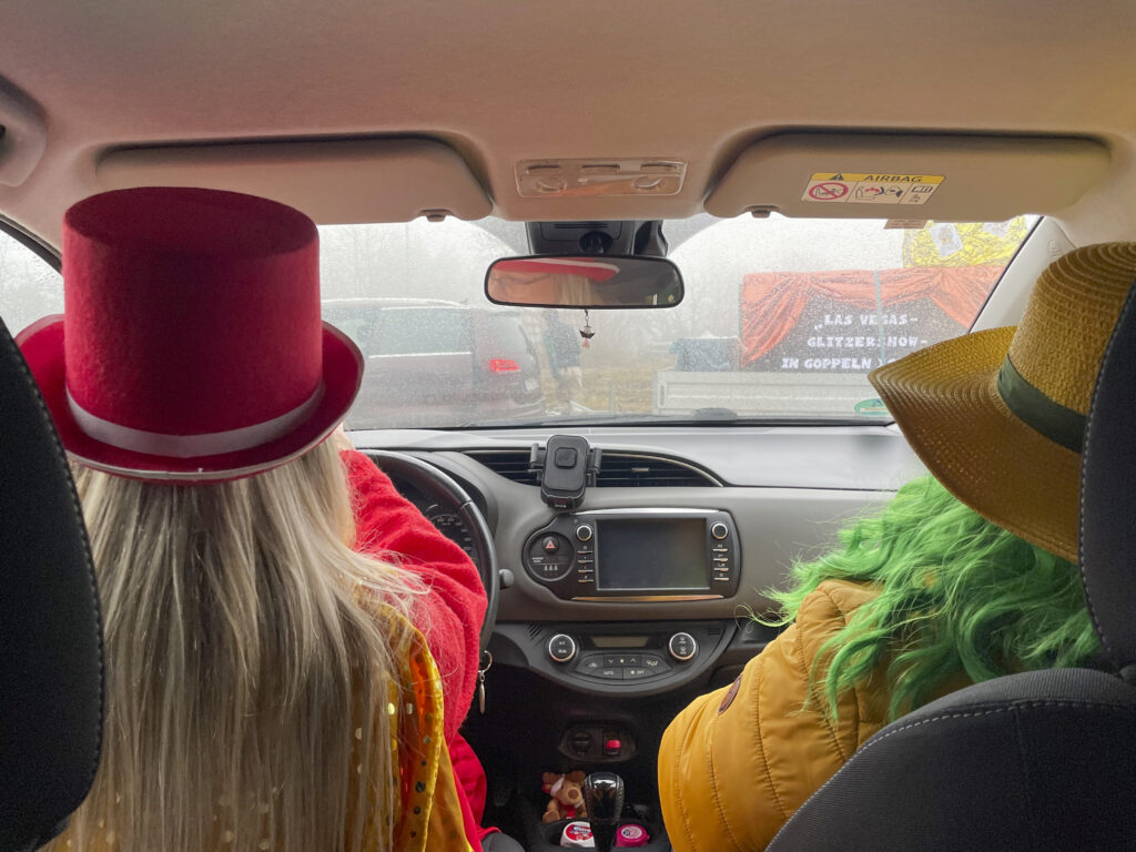 Es geht los, wir fahren im Konvoi nach Freital.