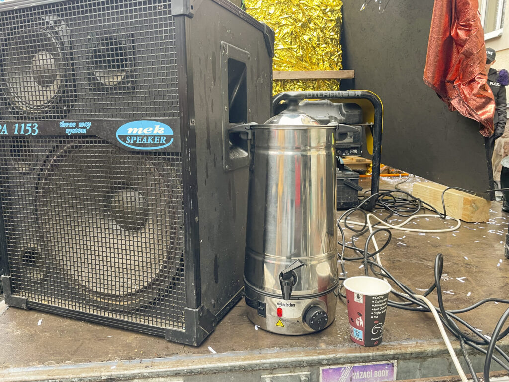 Die wichtigen Dinge bei einer Karnevalsparade - wummernde Boxen, viele Kabel und Glühwein.