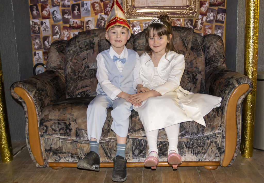 Unser Prinzenpaar, Prinz Belá und Prinzessin Alice warten mit auf die anderen Vereine