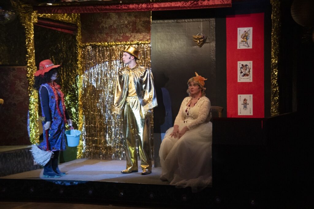 Reinigungskraft Olga trifft auf die Braut in spe