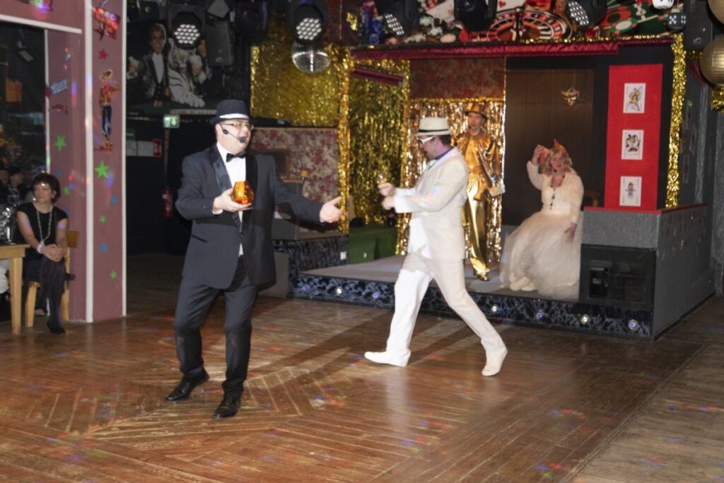 Die High Rollers sind scharf auf die Frauen in den grünen Westen