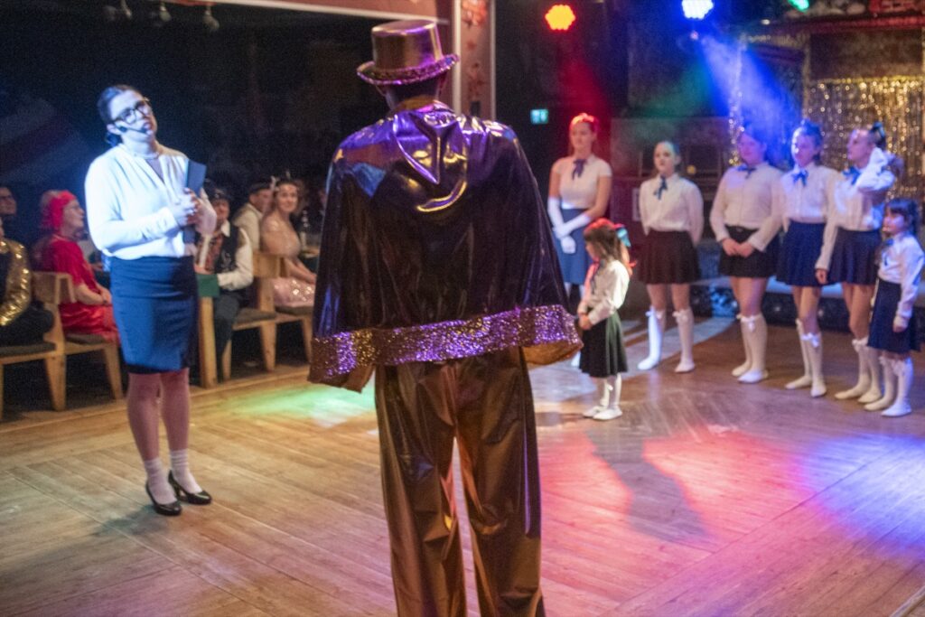 Die Lehrerin und die Schülerinnen stehen auf Colabonbons mit Chili