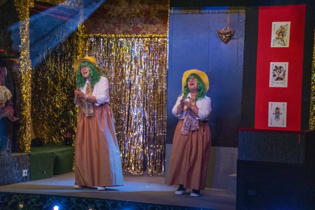 Die Crystal-Palace-Luxury-Dancers auf Alfredos kleiner Bühne