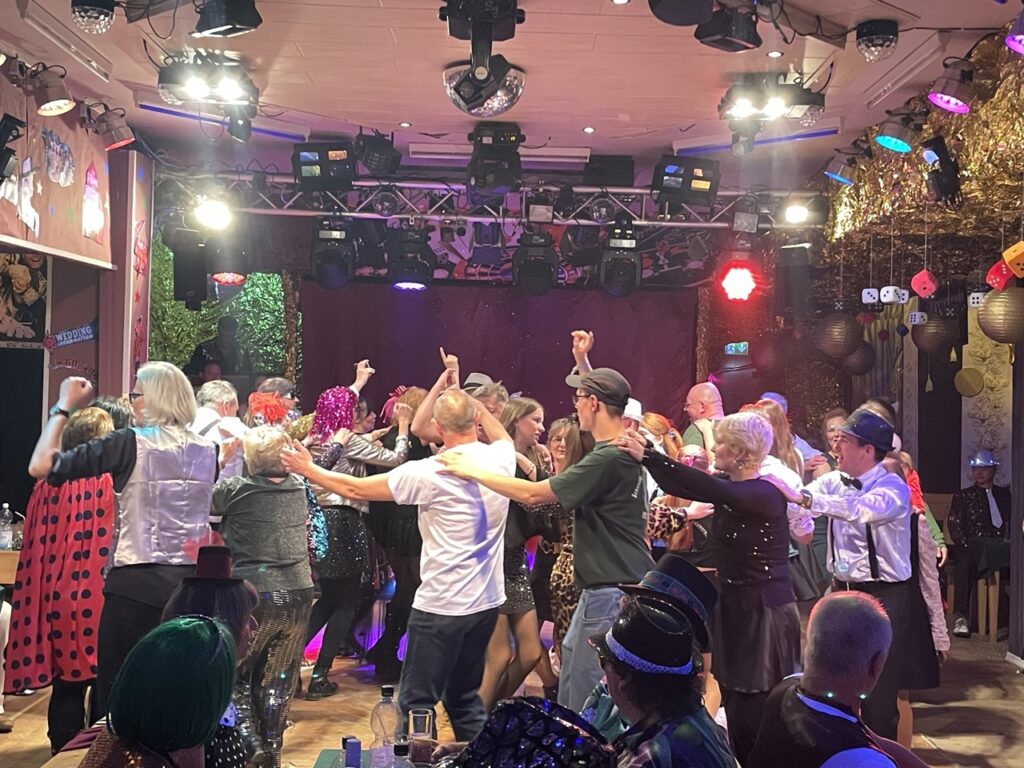 Polonaise durch den Saal