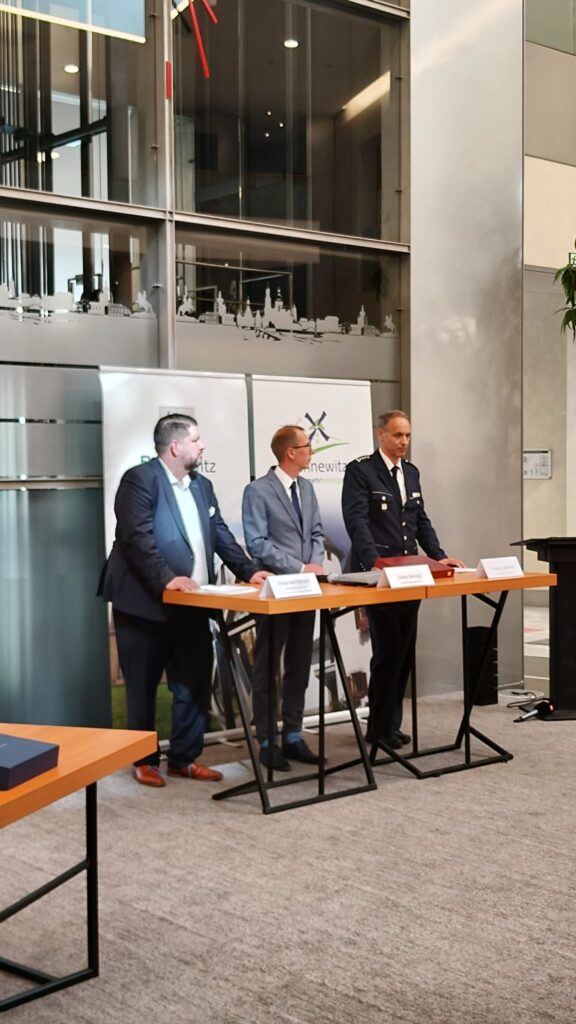 Bürgermeister Heiko Wersig und Polizeisprecher Thomas Geithner überreichten die Schecks.