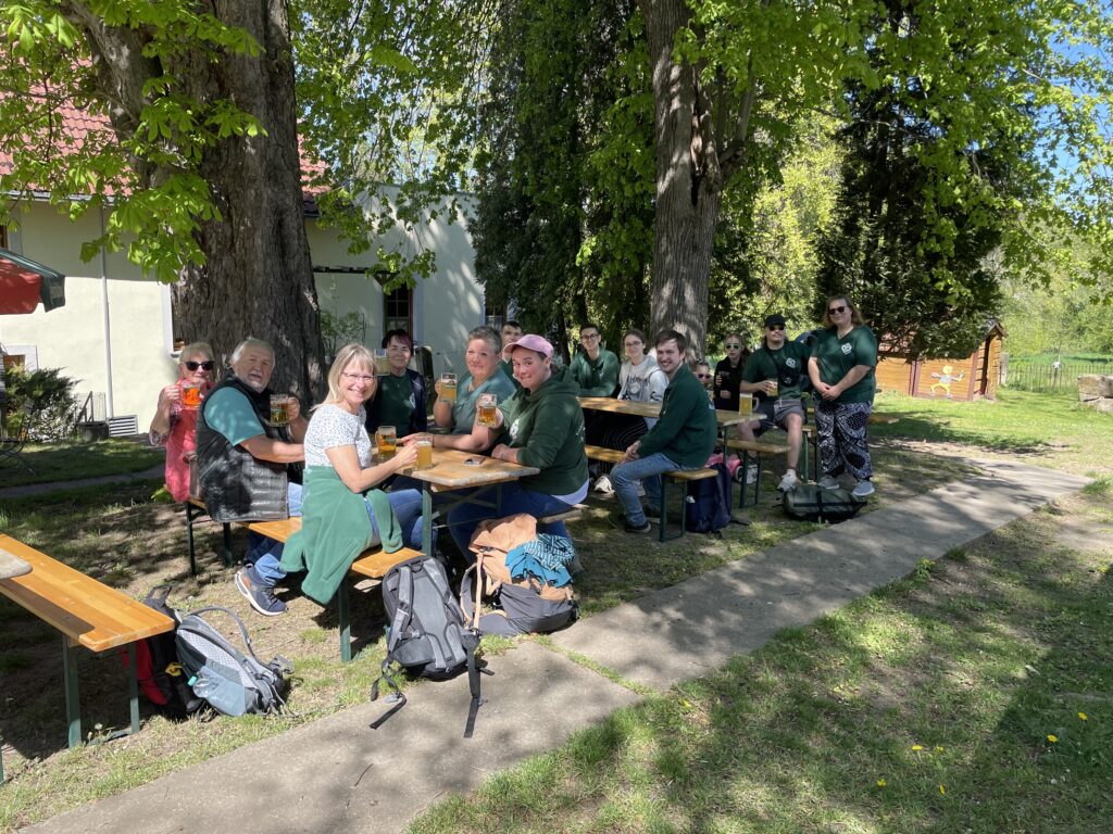 In der Eutschützer Mühle gab es Nachschub an kühlen Getränken. An diesem schattigen Biergarten konnten wir natürlich nicht einfach vorbeigehen.